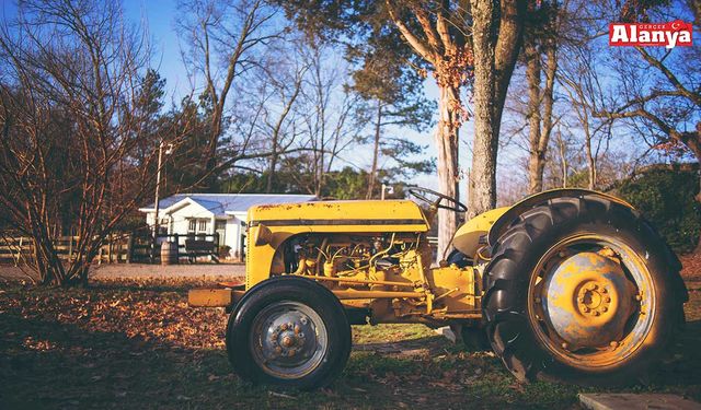 Alanya’da traktörden düşen adam yaralandı