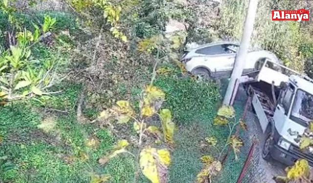 Geri viteste unutulan araç rampadan uçtu: 2 yaralı