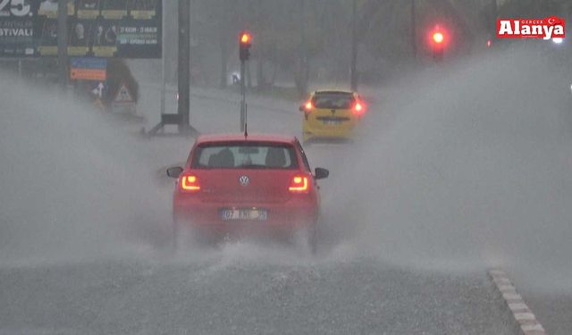 Yağmurda araç sürücüleri ve yayalar zor anlar yaşadı