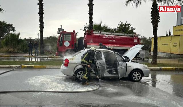 Seyir halindeki otomobil yandı