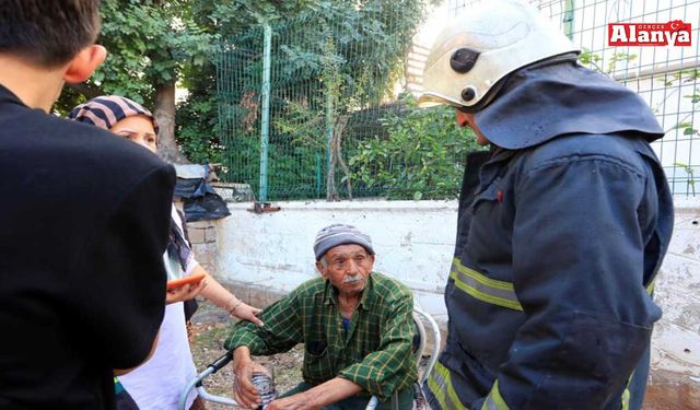 Yaşlı çiftin yardımına komşuları koştu