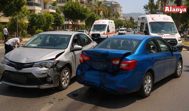 Alanya’da iki otomobil çarpıştı; 2 yaralı