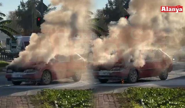 Alanya'da seyir halindeki otomobil yandı