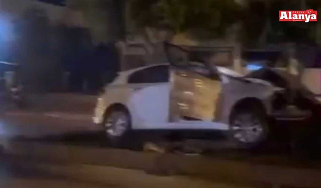 Alanya’da kontrolden çıkan otomobil refüje çarptı