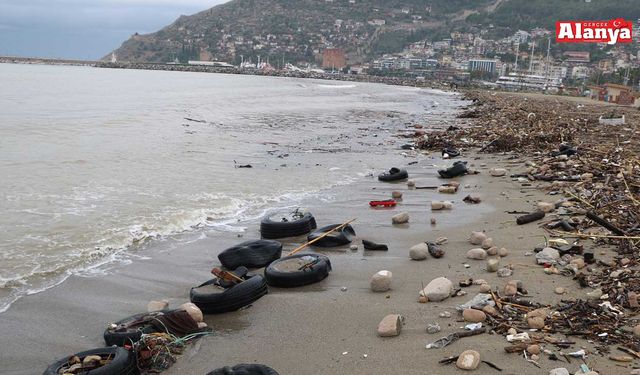 Alanya’da deniz pisliğini kıyıya kustu