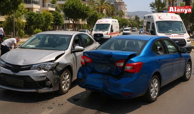 Alanya’da iki otomobil çarpıştı; 2 yaralı