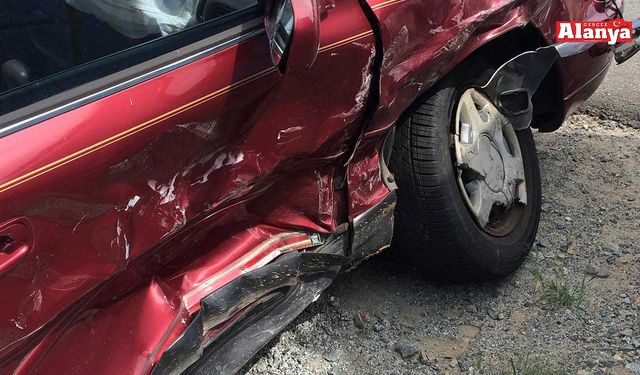 Alanya’da otomobil ile çarpışan motosiklet sürücüsü yaralandı