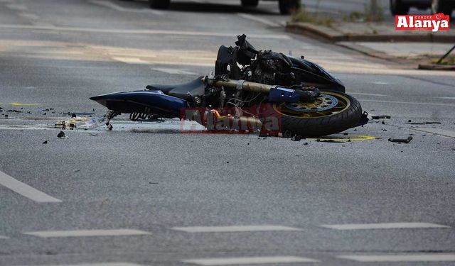 Alanya’da elektrik direğine çarpan motosikletin sürücü yaralandı