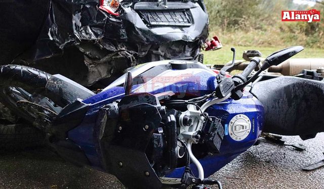 Alanya’da motosiklet ile otomobil çarpıştı; 1 yaralı