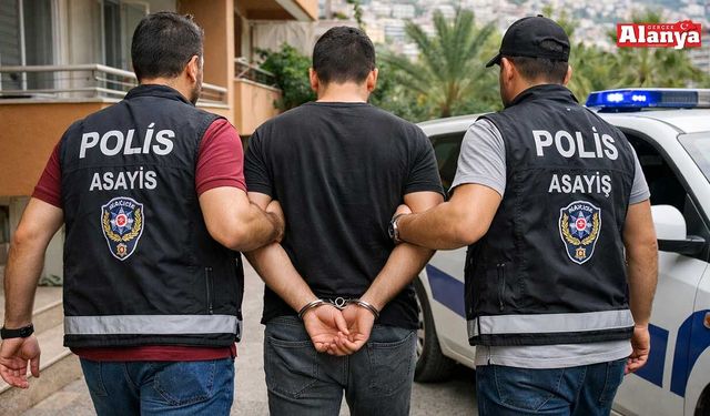 Alanya'da polis 2 firari hükümlüyü yakaladı