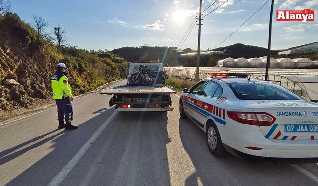 Alanya’da trafik güvenliğimi tehlikeye atan gençlere ceza!
