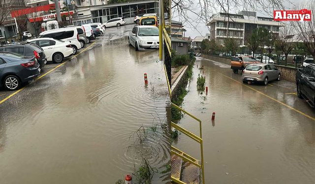 Alanya'da uyarılar işe yaramadı, yollar yine göle döndü!