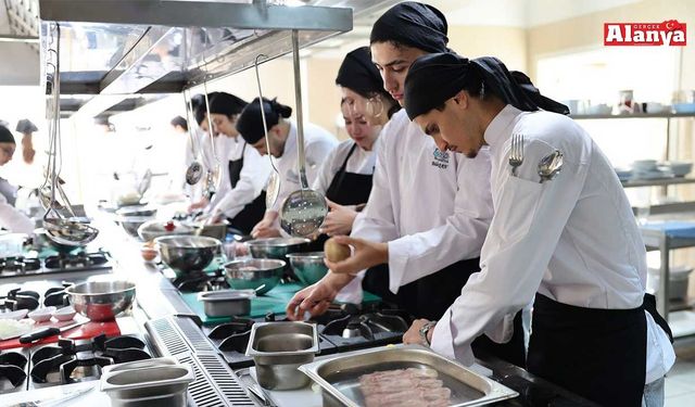 ALKÜ’lü öğrenciler Uzak Doğu mutfağını uzmanından öğreniyor