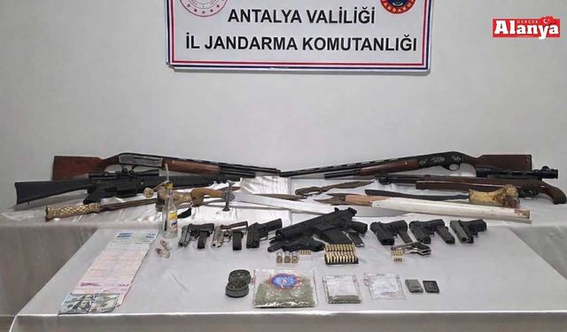 Operasyon yapılan evde çok sayıda silah ele geçirildi