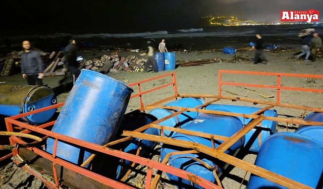 Alanya’da sağanak yağış sonrası Dimçayı’ndaki çardaklar denize sürüklendi