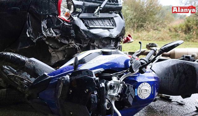 Alanya’da motosiklet ile otomobil çarpıştı; 2 yaralı
