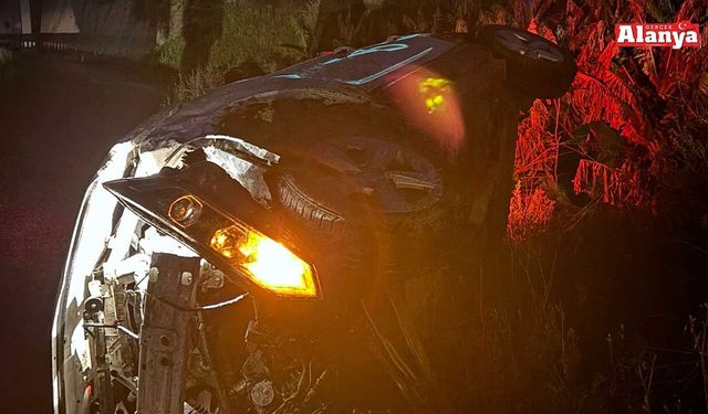 Alanya’da bariyerlere çarpan otomobil şarampole devrildi