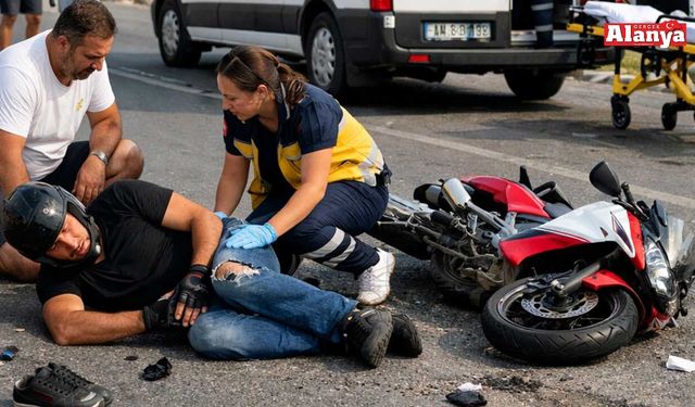 Alanya’da motosiklet park halindeki otomobile çarptı: 2 yaralı