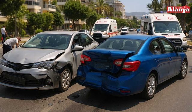 Alanya’da iki otomobil çarpıştı: 2 yaralı