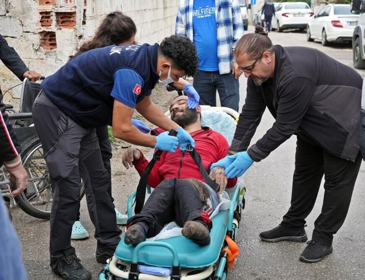 Yanan evdeki engelli genci ölümden babası kurtardı