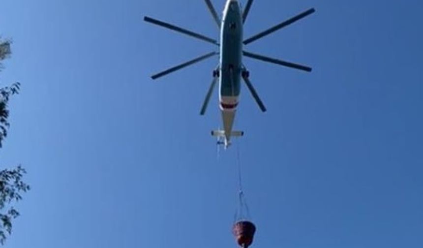 Helikopterin soğutma çalışmasını çeken muhabirler tonlarca suyun altında kalıyordu