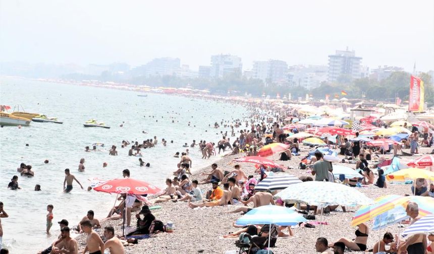 Dünyaca ünlü sahilde bayram kalabalığı yaşanıyor
