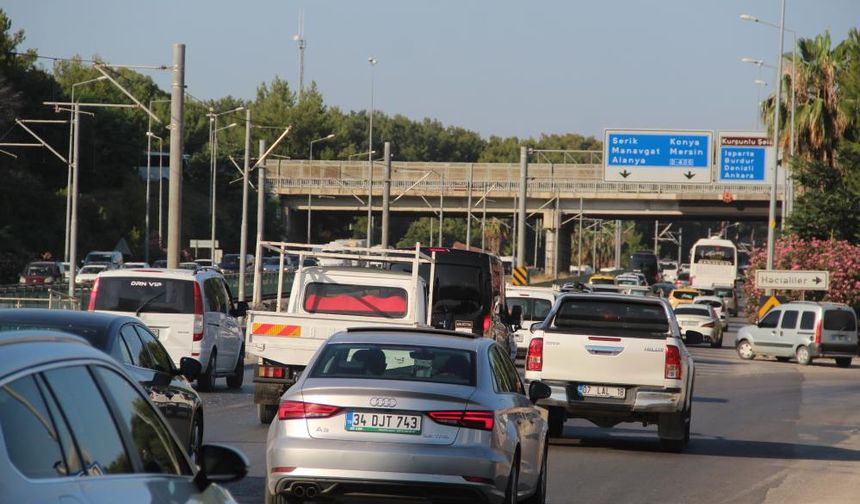 Yerli turistlerin bayram tatili dönüş çilesi başladı