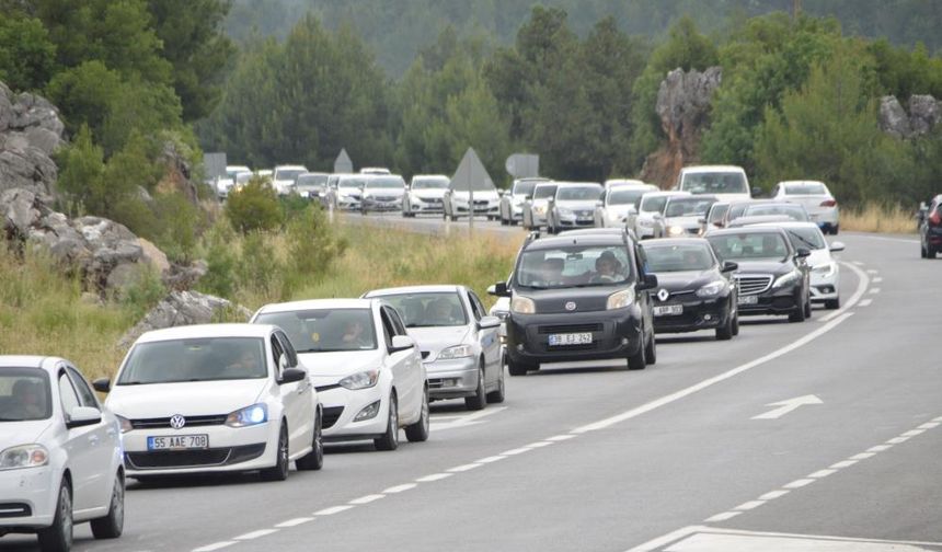 Tatil dönüşü Antalya-Konya karayolunda trafik yoğunluğu