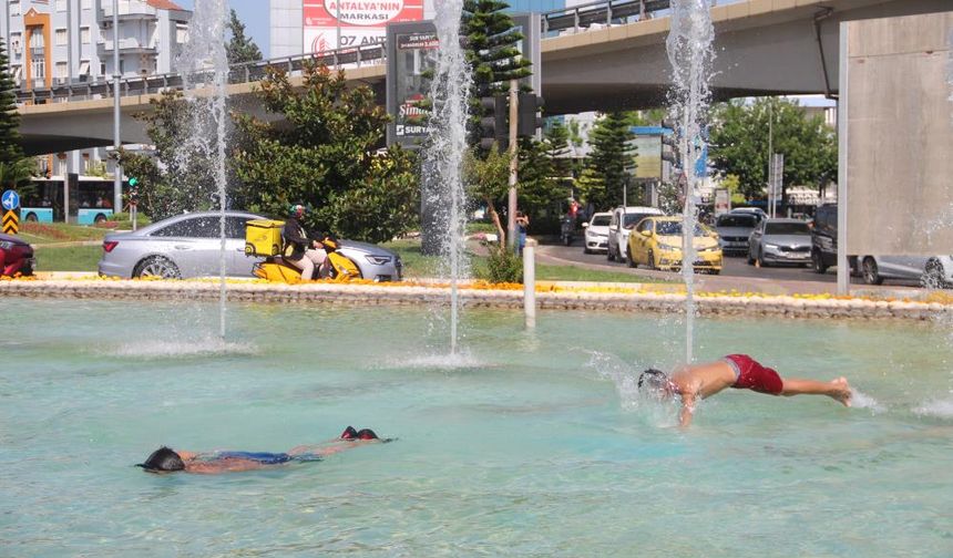 Çocuklar serinlemek için tehlikeli süs havuzunda yüzüyor