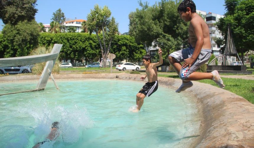 Çocuklar tehlikeli süs havuzunda serinlemeye çalıştı