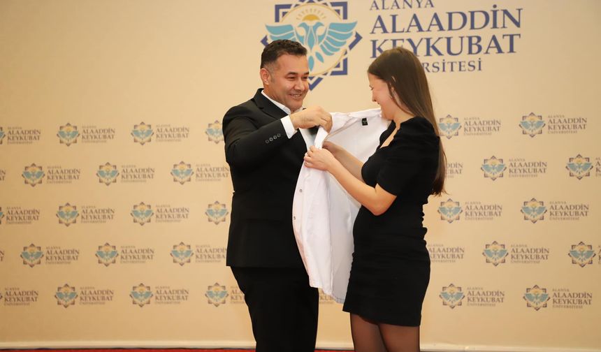 ALKÜ’de akademik yıl açıldı | Hekim adayları beyaz önlük giydi