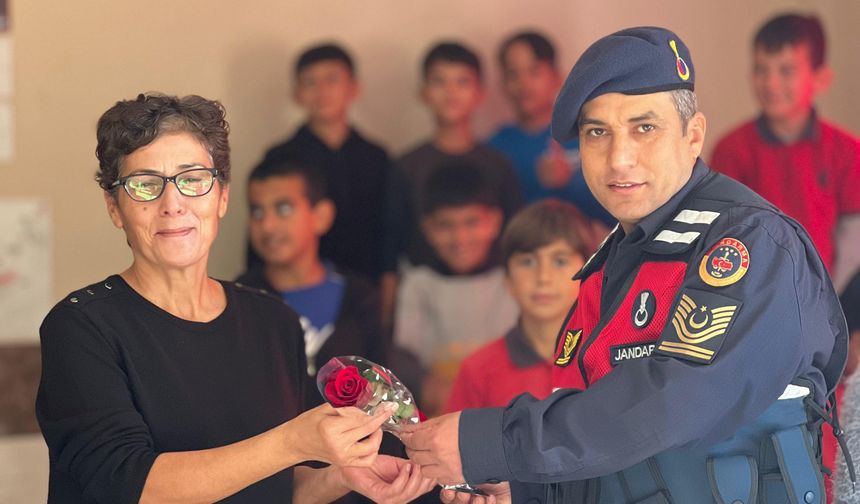 Alanya’da jandarmadan öğretmenlere jest