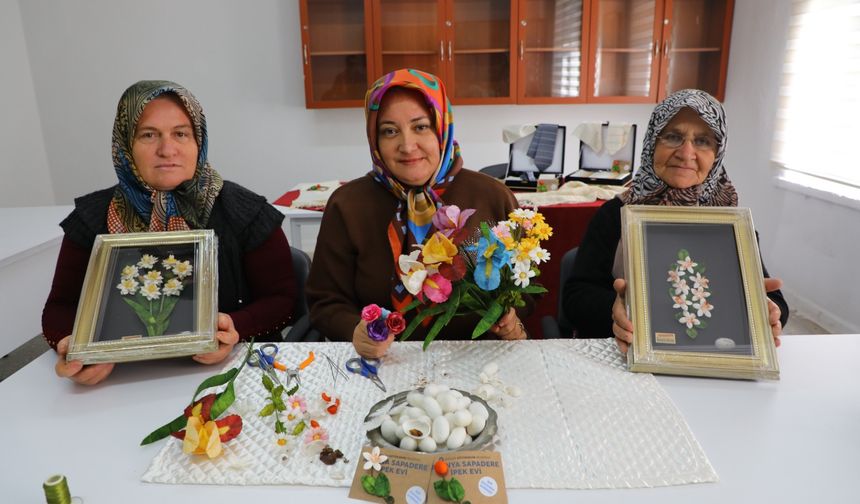 Sapadereli kadınlar kozalarından çıkıyor