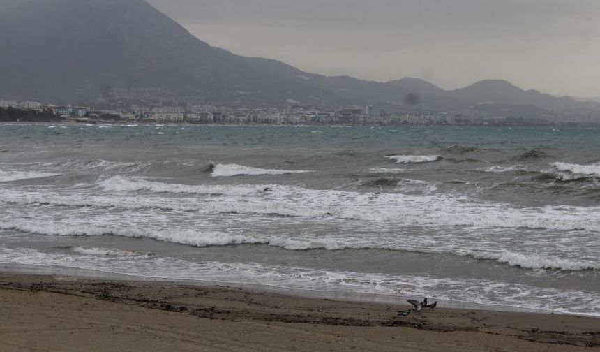 Alanya sahilinde şiddetli rüzgar denizde dalgalar oluşturdu