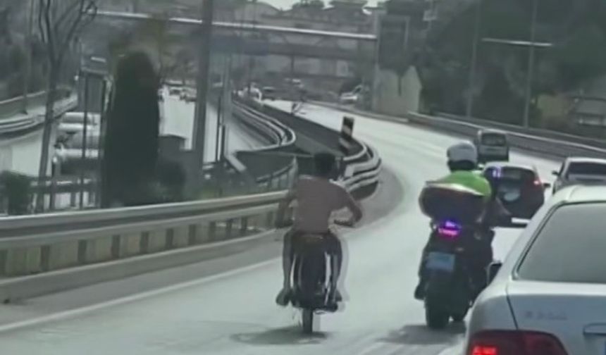 Motosikletini, kendisine 'dur' ihtarında bulunan motorize trafik polisinin üzerine sürdü