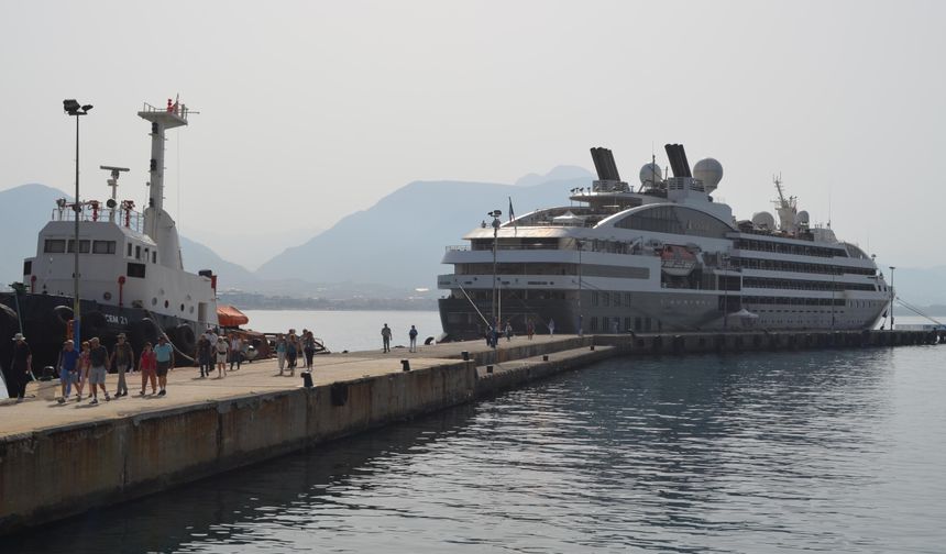 Fransız turistler Alanya'ya denizden geldi