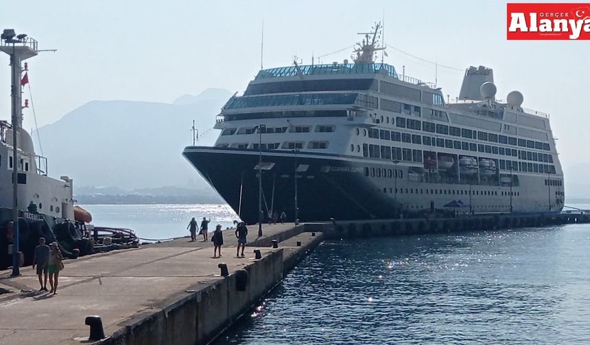 ABD'li turistler Alanya'ya denizden geldi