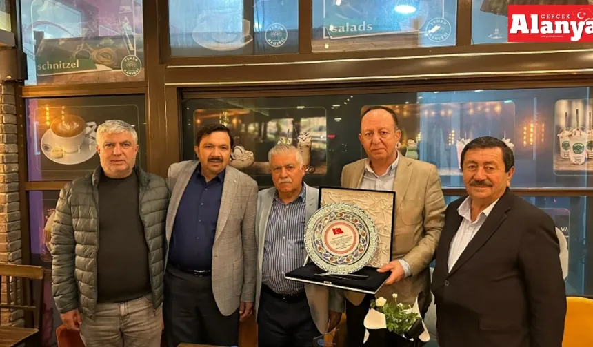 Hal Müdürü Parlayüksel plaket ile mesleğe veda etti