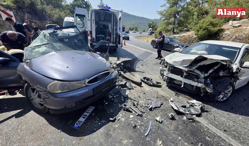 Antalya'da 2 otomobil çarpıştı: 8 yaralı
