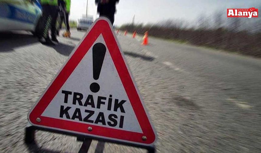 Alanya’da otomobil kaldırıma çarptı: 2 yaralı