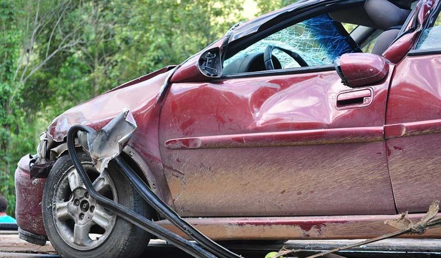 Alanya’da iki otomobil çarpıştı: 2 yaralı