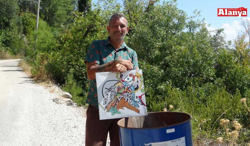 Yaptığı resimleri çöpe atıyor, koleksiyonerleri çöplük çöplük dolaştırıyor