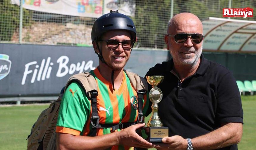 Dünya üçüncülüğü kupası ile Alanyaspor tesislerine paraşütle indi, kupayı Başkan Çavuşoğlu'na takdim etti