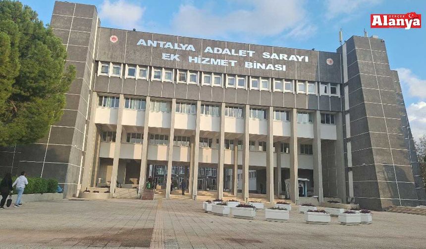 Antalya'da rüşvet soruşturmasında adliyeye sevk edilen şüphelilerden 3'ü tutuklandı