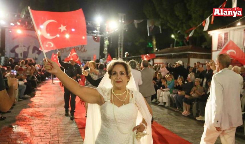 60 yaş üstü öğrenciler mankenlere taş çıkardı