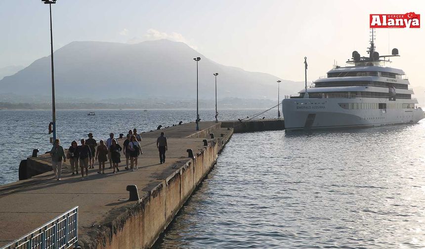 ABD’li turistler lüks gemiyle Alanya’ya geldi