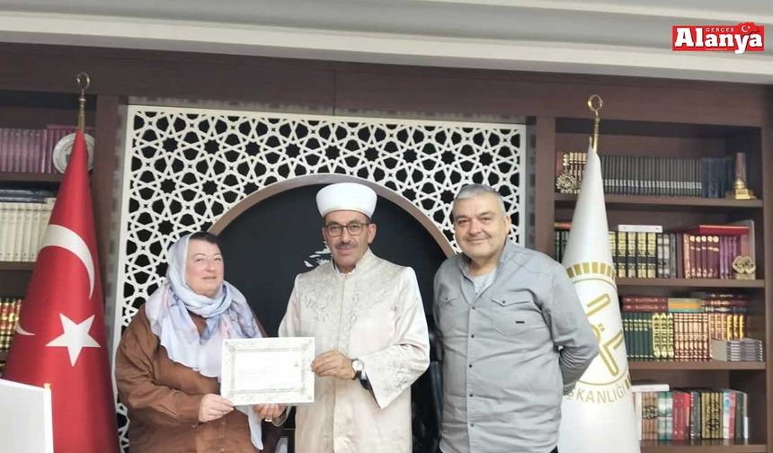 Alanya’da Almanya vatandaşı kadın Müslüman oldu