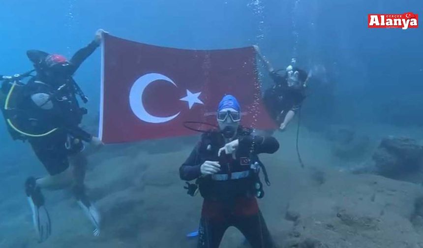 Alanya’da denizin altında işaret diliyle İstiklal Marşı'nı okudular
