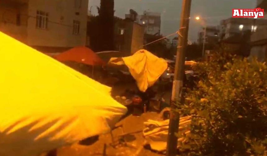 Fırtına pazar yerindeki güneşlikleri devirdi, tezgahları savurdu