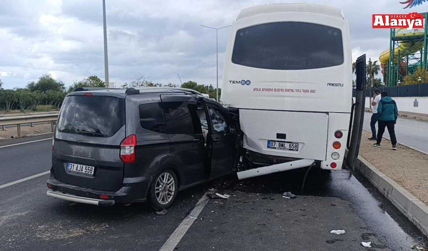 Antalya'da hafif ticari araç midibüse çarptı: 1'i ağır 2 yaralı